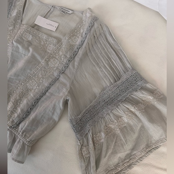 NWT | American Eagle Outfitters Light Gray Embroidered V-Neck Peasant Top - Picture 3 of 5